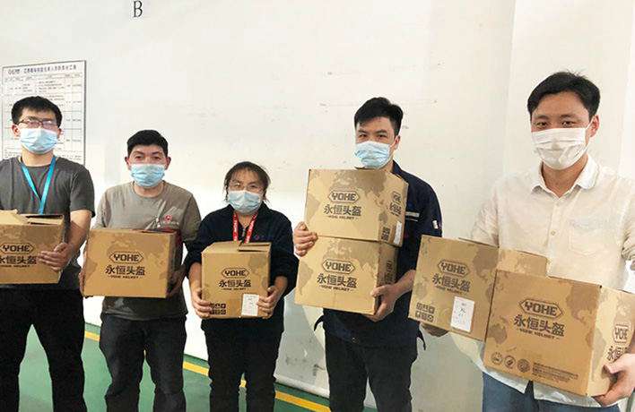 為安全護(hù)航，暖心發(fā)放安全頭盔